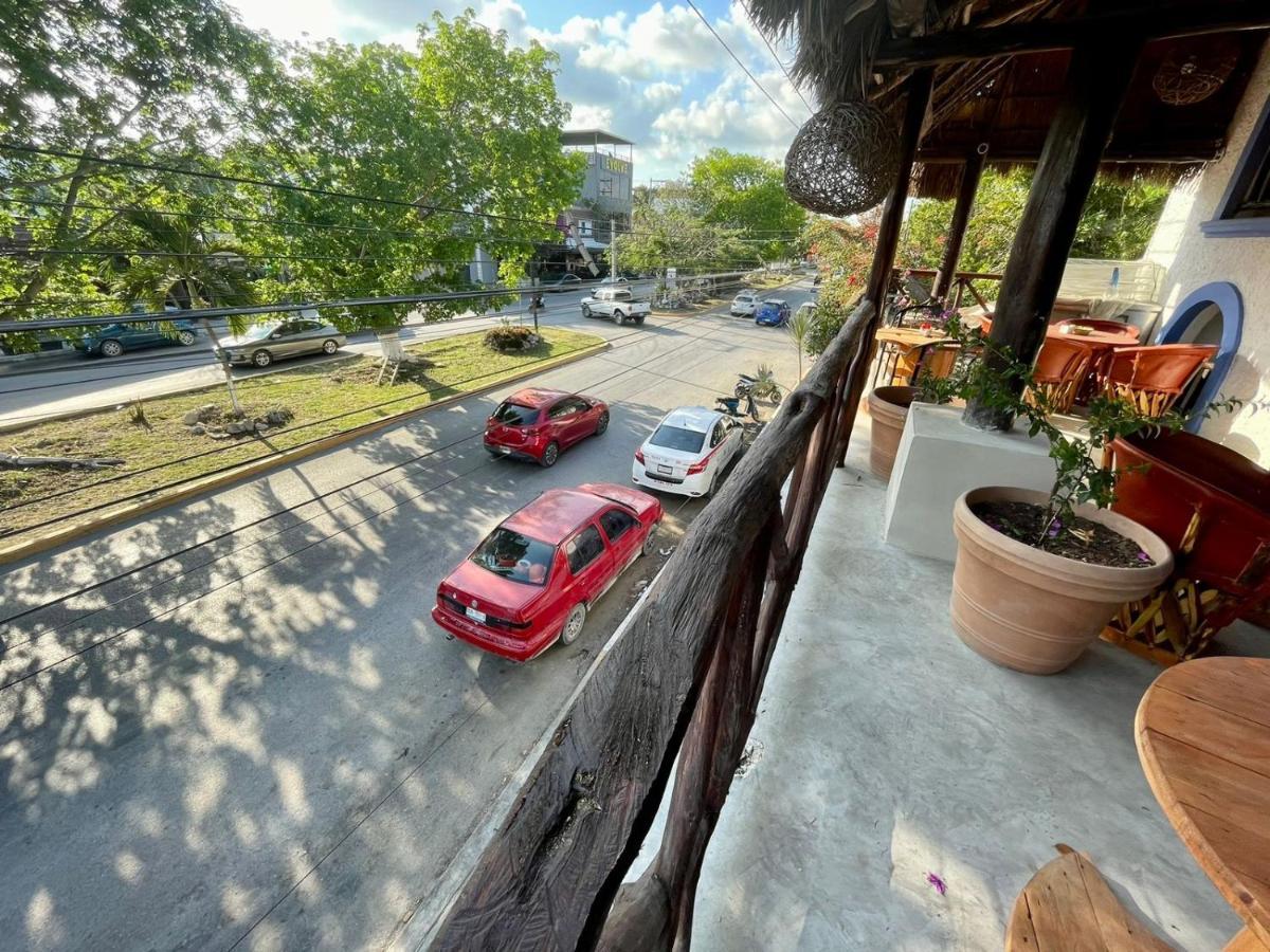 Mio Tulum Hotel Boutique エクステリア 写真 View of the street from a balcony